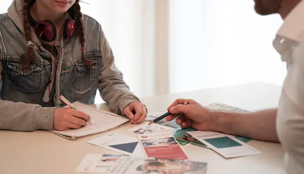 Beratungssituation junge Frau und Mann